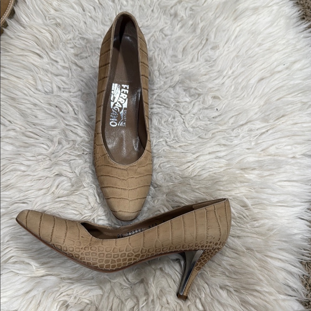 Salvatore Ferragamo Women 6B Heels
Stiletto Pumps Crocodile Neutral‎ Leather